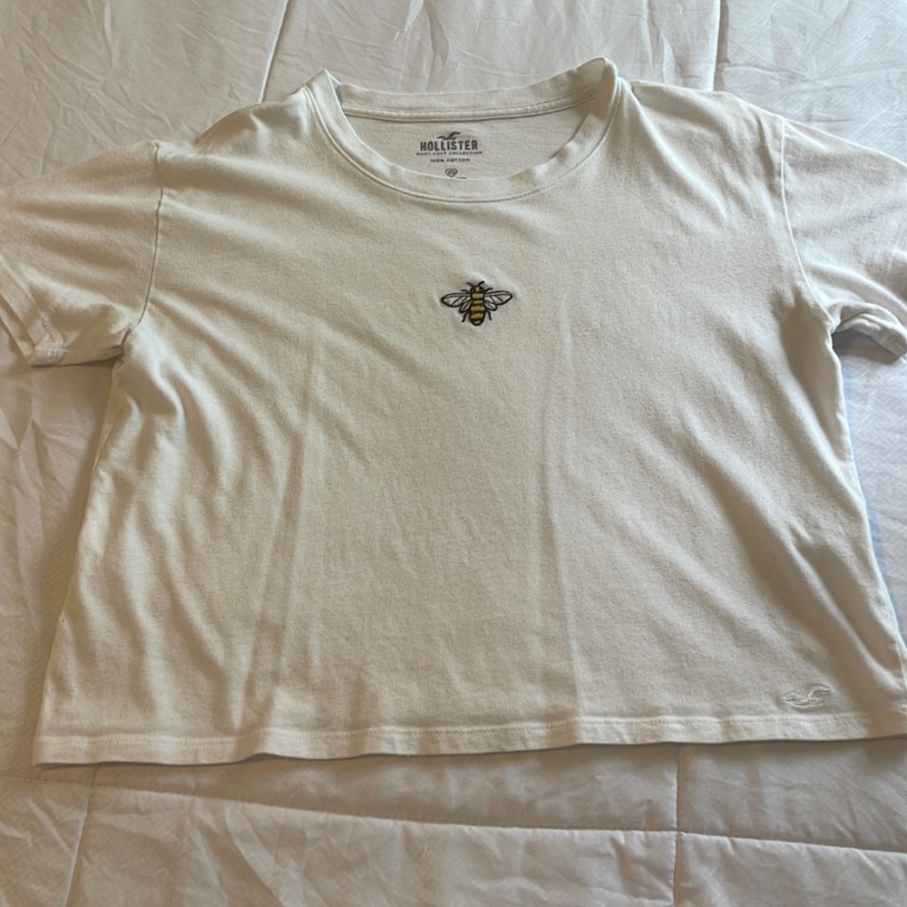 Hollister White tee with a bee imprint 🐝